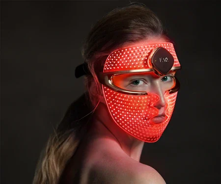 Image représentant une femme portant le masque LED FAQ 202 de Foreo
