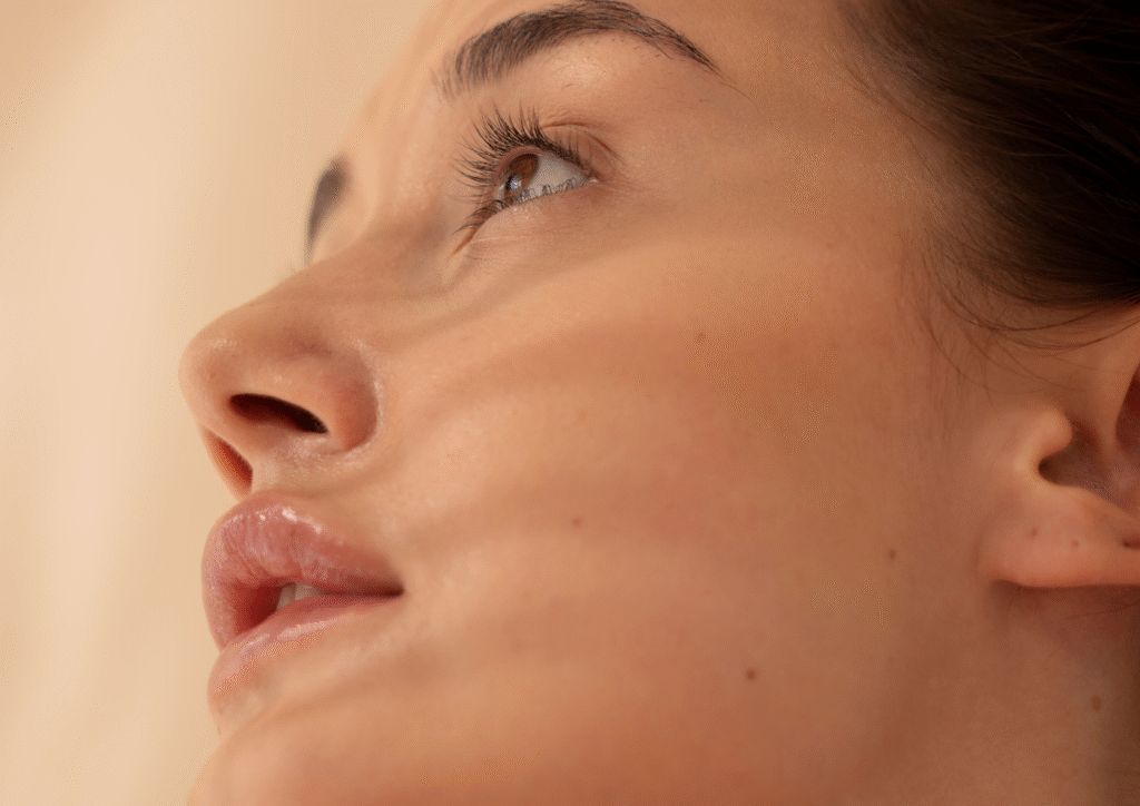 Image représentant le visage d'une femme avec une peau sensible