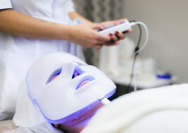 Image représentant une femme allongé en clinique avec un masque LED