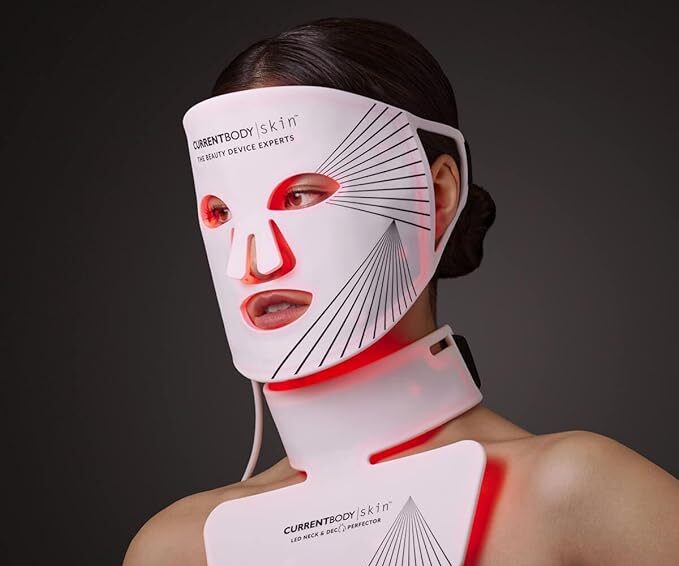 Image représentant une femme portant le masque LED de la marque Current Body Skin Kit