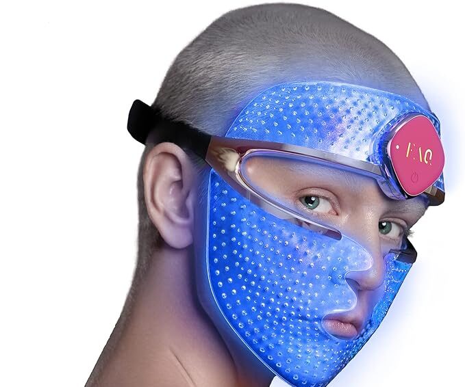 Image représentant une femme portant le masque LED FAQ 201 de Foreo