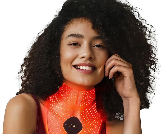 Image représentant une femme portant le masque LED pour le cou FAQ 211 de Foreo