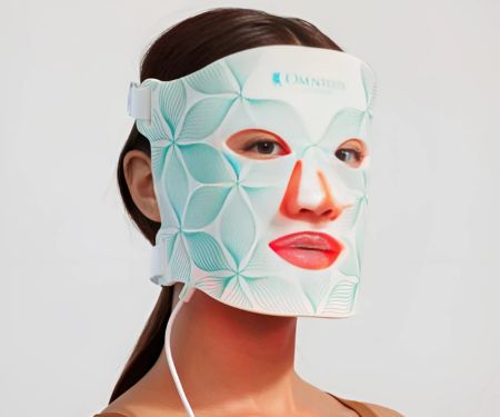Image représentant une femme portant le masque LED de la marque Omnilux